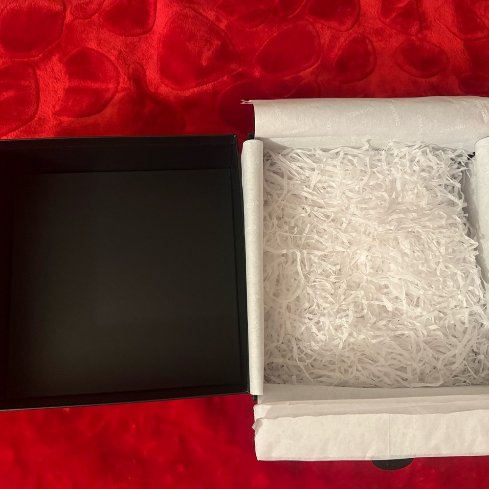 Chanel Gift Box - Picture 4 of 5